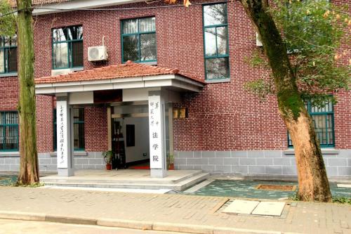 法学院.jpg 法学院.jpg