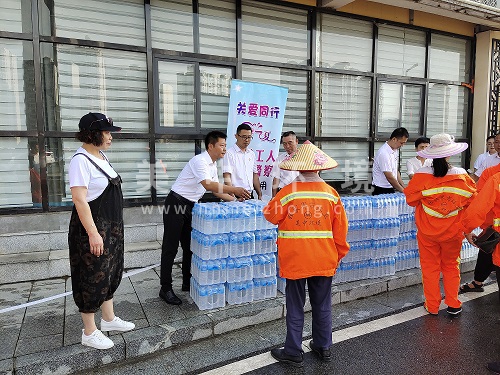 感谢爱心企业--张家界国际大酒店高书记率领党员同志们关爱环卫工人，送清凉活动.jpg
